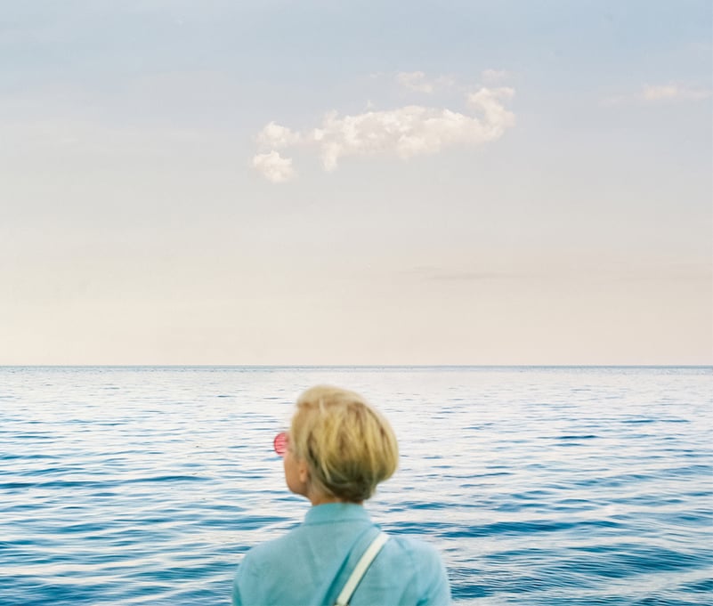 Femme regardant vers un lac